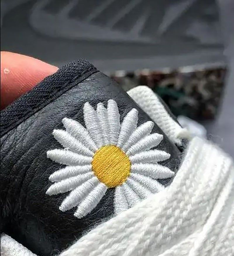 Logo hoa cúc trên giày nike đen
