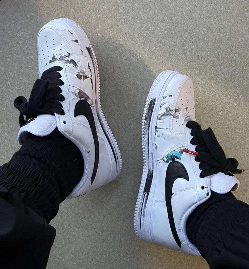 Giày Air Force 1 hoa cúc màu trắng bị tróc sơn