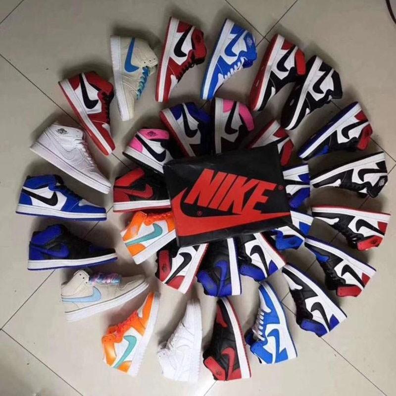 nhiều giày jordan 1 cổ mid xếp thành vòng tròn