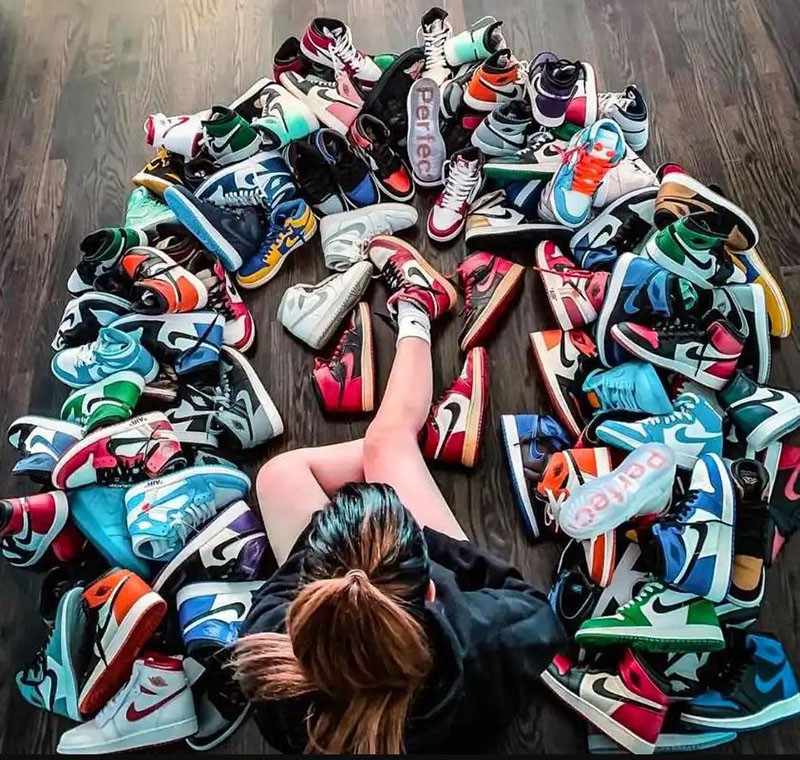 Cô gái ngồi giữa đống giày jordan 1 cổ cao