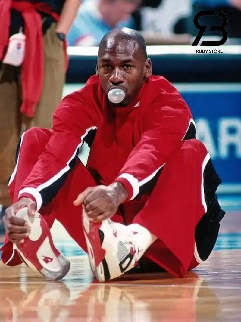 Michale Jordan đang đeo đôi giày Jordan 4 Fire Red