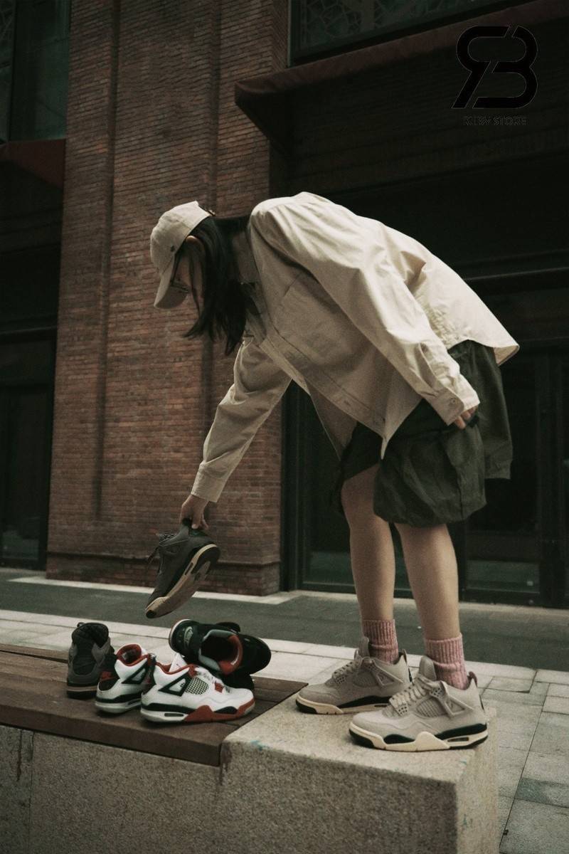 Nữ đang đi và chọn các đôi giày Jordan 4