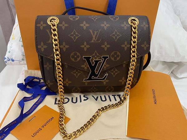 Túi đeo chéo Louis Vuitton Passy