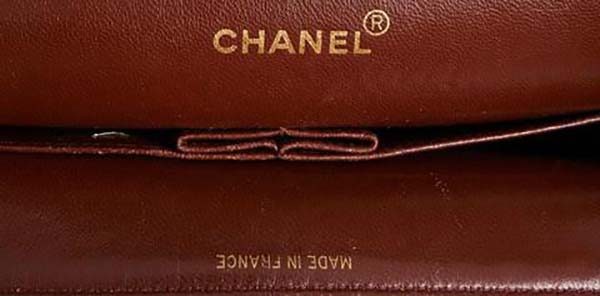 Cách phân biệt túi Chanel real và fake qua tem dập nổi