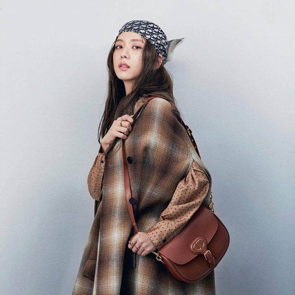 Jisoo và túi Dior Bobby
