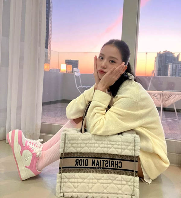 Jisoo và túi Dior Book Tote