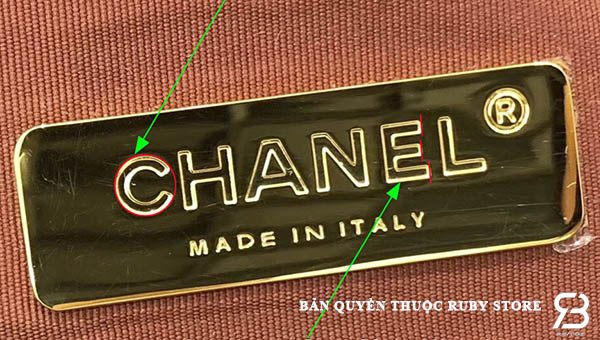 Logo Chanel in trong túi Chanel 19