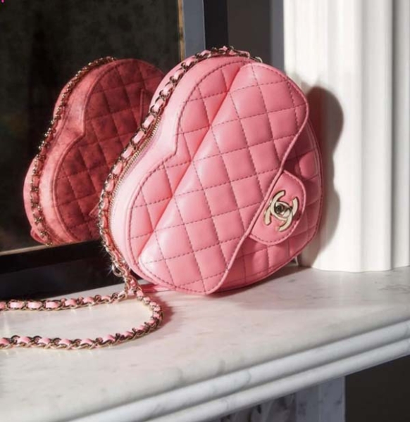 Túi trái tim Chanel