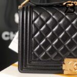 Túi Chanel Boy Medium Black Da Caviar Khóa Vàng Best Quality