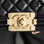 Túi Chanel Boy Medium Black Da Caviar Khóa Vàng Best Quality