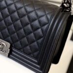Túi Chanel Boy Medium Black Da Caviar Khóa Bạc Best Quality