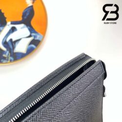 Túi LV Pochette Voyage Đen Taiga Leather 27CM Siêu Cấp