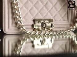 Túi Chanel Boy Small Màu Be Nhạt Da Caviar Khóa Vàng Best Quality