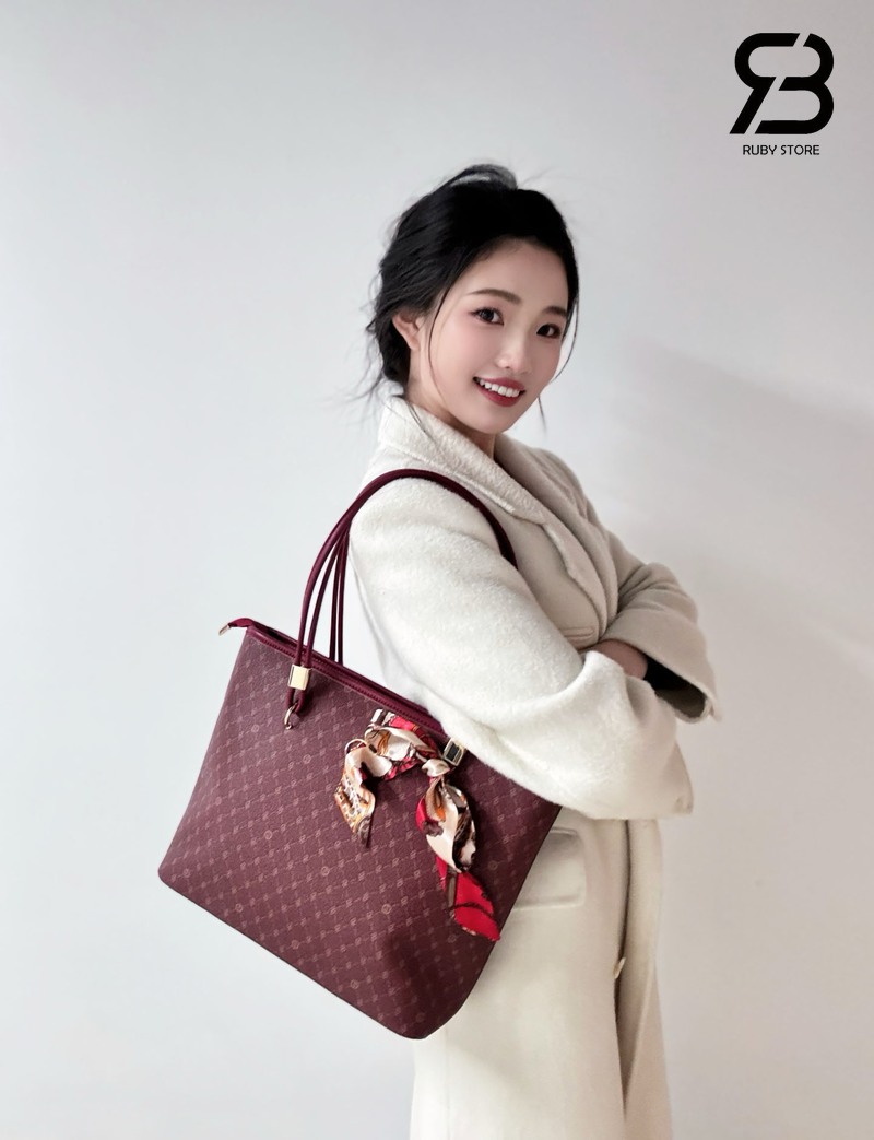 Túi xác màu đỏ mận phối áo khoác blazer kem nữ
