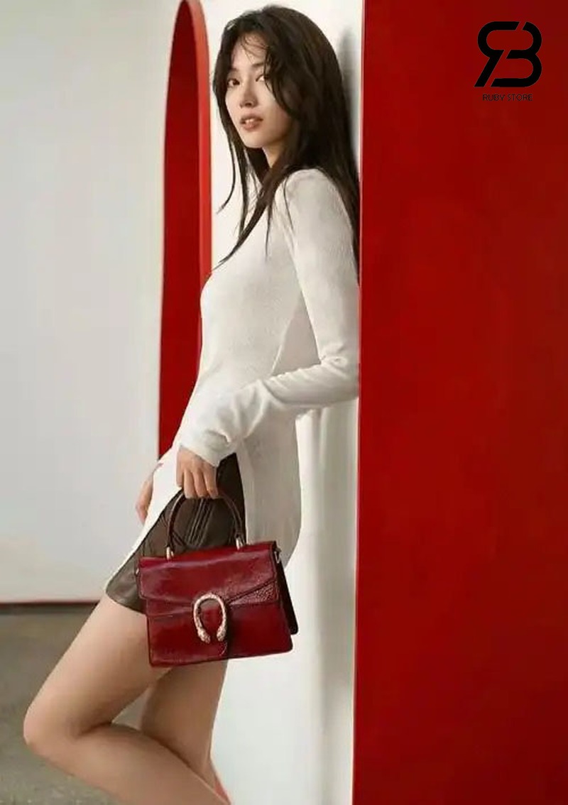 Túi xác màu đỏ mận phối áo trắng và váy ngắn