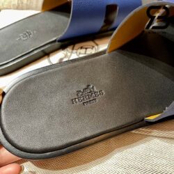 Size 39 đến 45 Có thể đặt size 1/2 Quai da epsom màu xanh Bleu Electric Đế da bê trơn màu đen Noir Toàn bộ nguyên liệu nhập khẩu Chất lượng 99.99% Nhận order theo phối màu, loại da mà khách yêu cầu