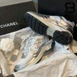 Giày Chanel 23C White Silver Metallic CC Logo Lace Up Flat Runner Trainer Sneaker Best Quality