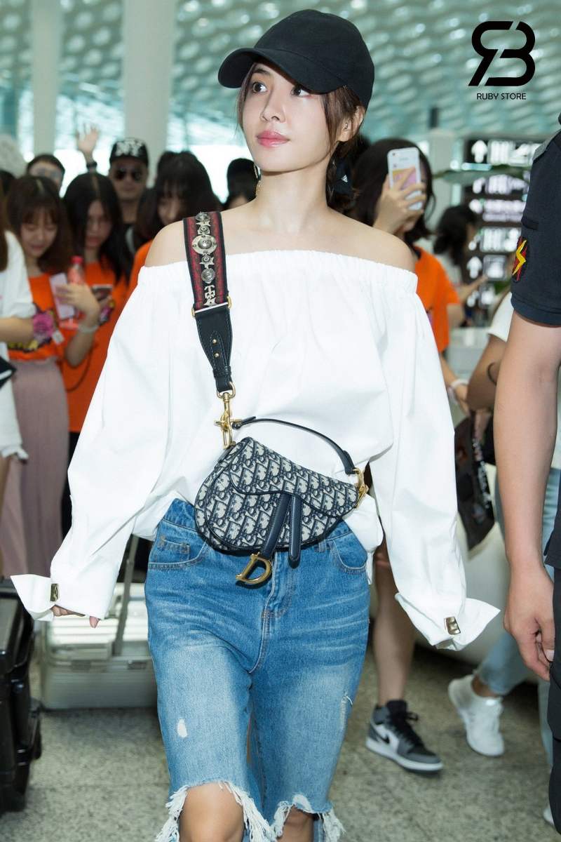 Túi dior mini đen phối áo trắng với quần jean xanh