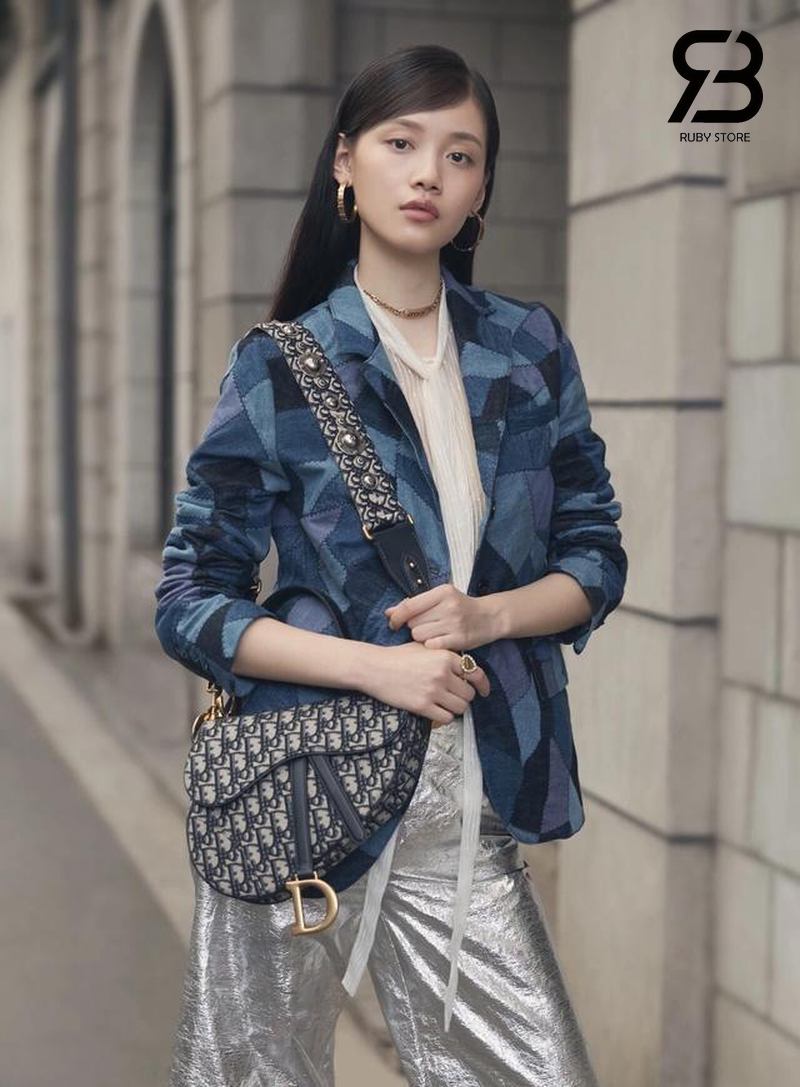 Túi dior đen phối với áo khoác jean