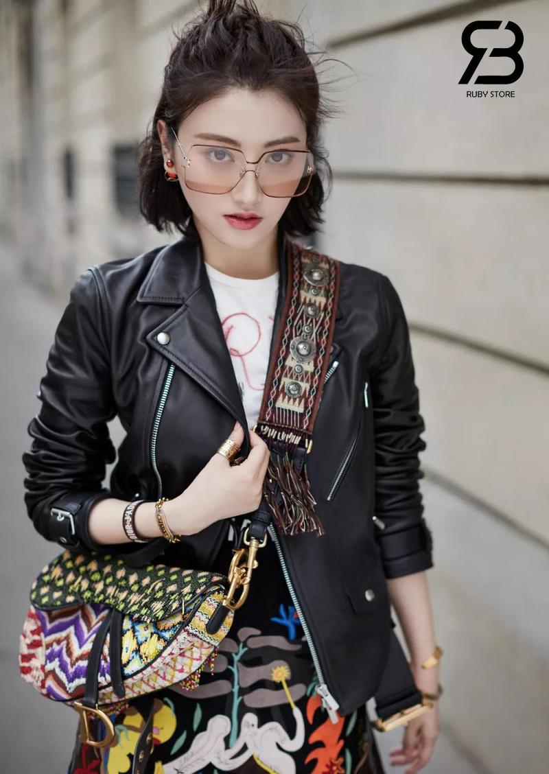 Túi dior nhiều màu phối áo khoác đen