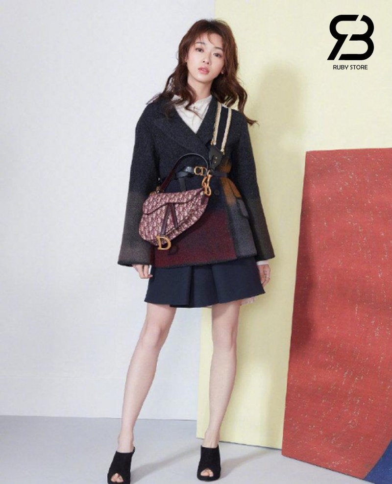 Túi Dior màu đỏ mận phối váy đen