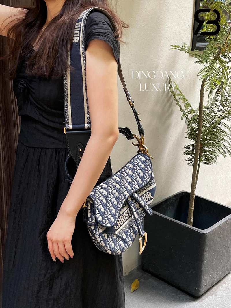 Túi Dior màu đen phối váy đen