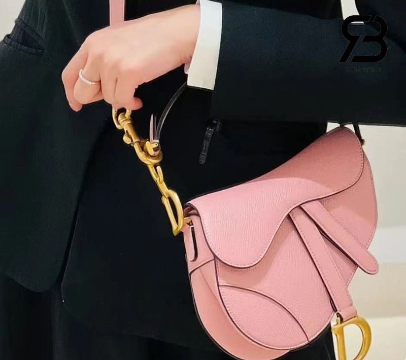 Túi Dior màu hồng phối quần áo công sở cho nữ