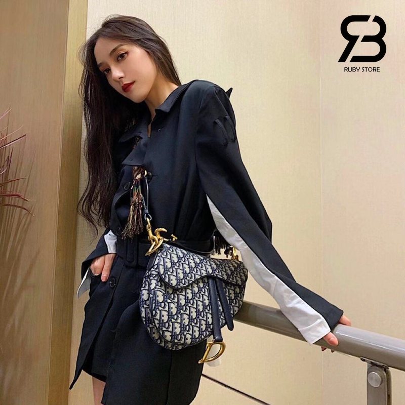 Túi Dior đen phối quần áo sơ mi dài tay cho nữ