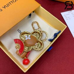 Móc Khóa Treo Túi Linh Vật LV My Vivienne Gỗ Cầm Quạt Đèn Lồng Đỏ Best Quality