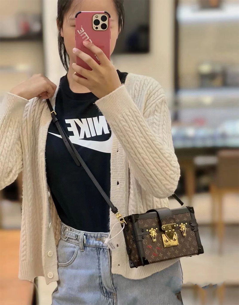 Phối đồ với túi LV hộp vuông cho nữ