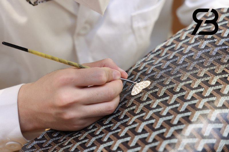 Nghệ nhân vẽ trên túi Goyard màu xám