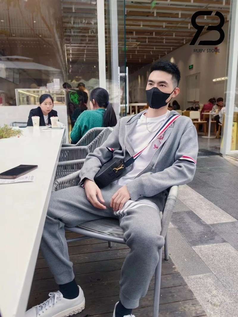Nam mặc áo thom browne ở quán cà phê