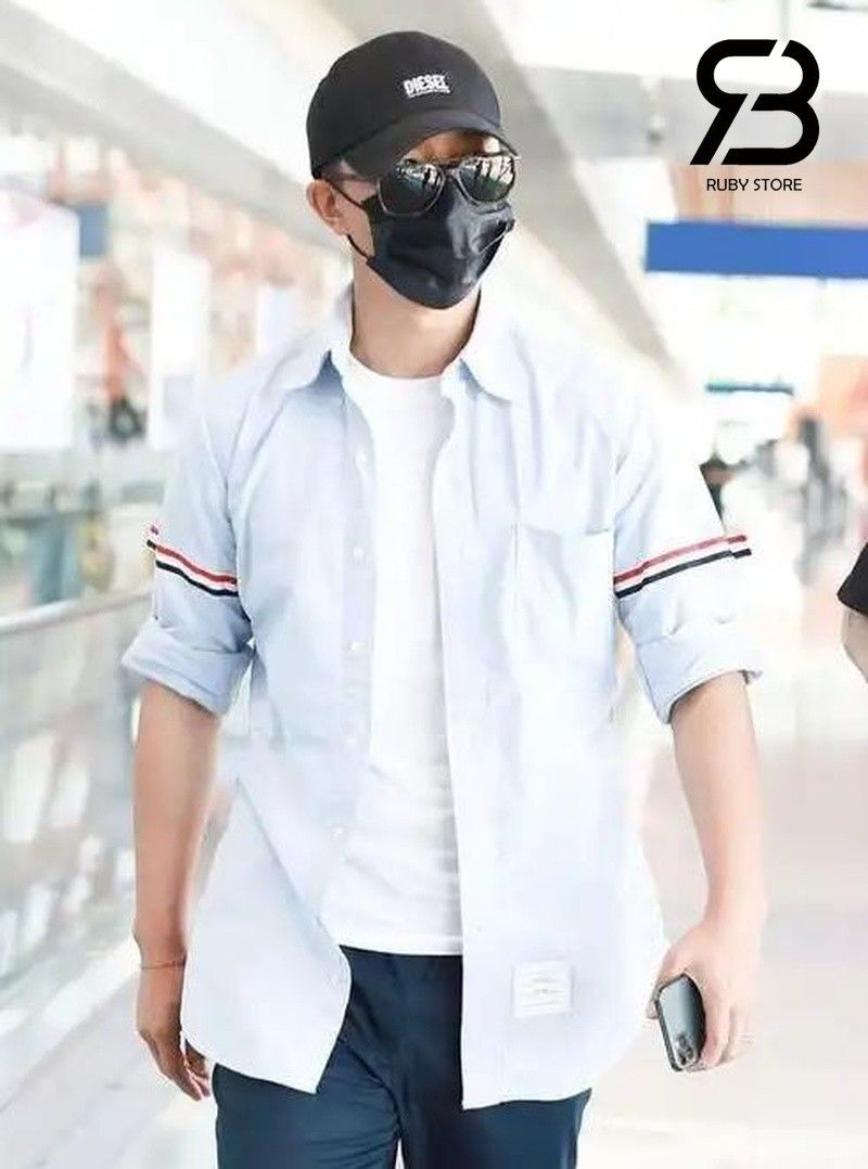 Phối áo sơ mi thom browne màu xanh với quần jean xanh