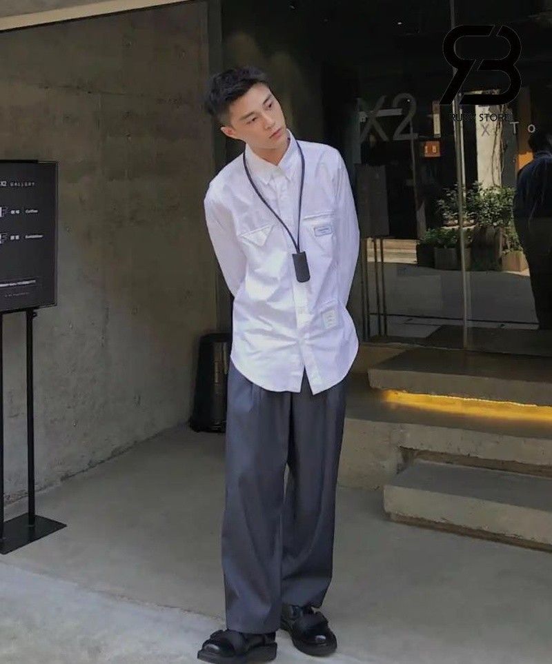 Nam mặc áo thom browne màu trắng