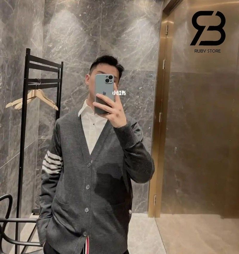 Áo Cardigan Thom Browne màu xám thực tế