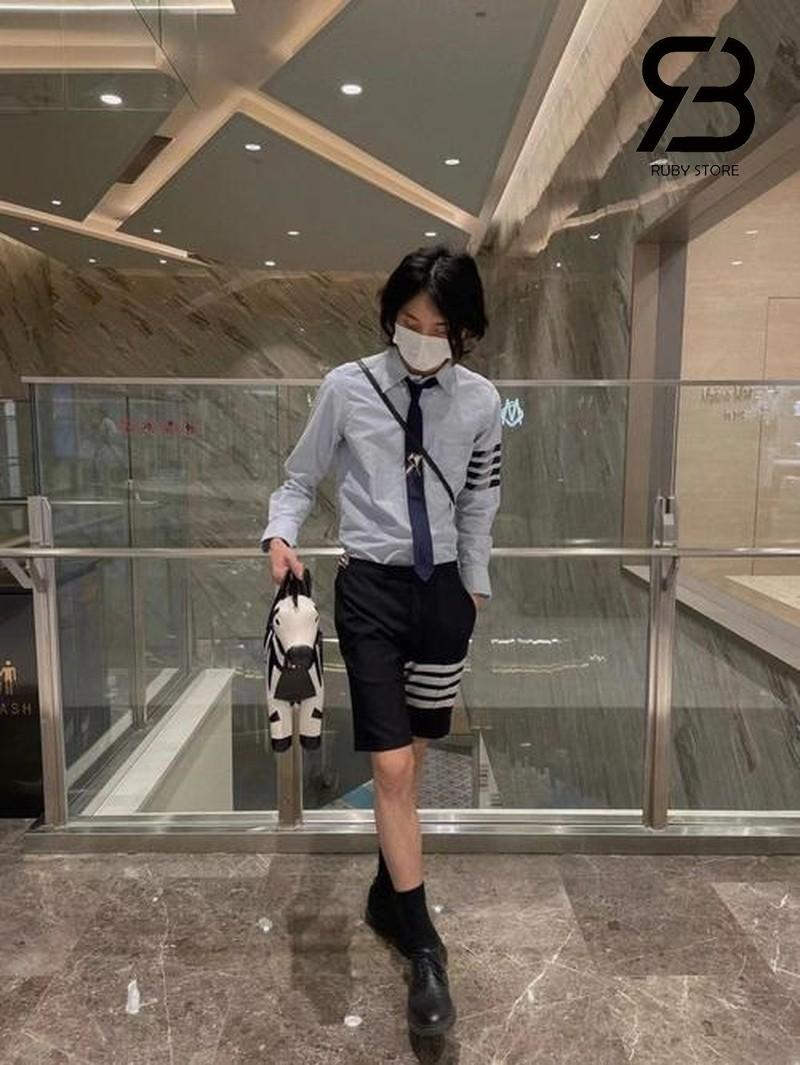 Nam mặc áo thom browne màu xanh dương