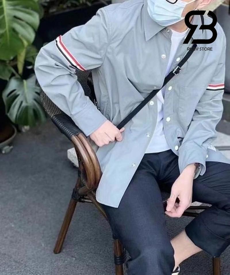 Nam mặc áo thom browne màu xám ở quán cà phê