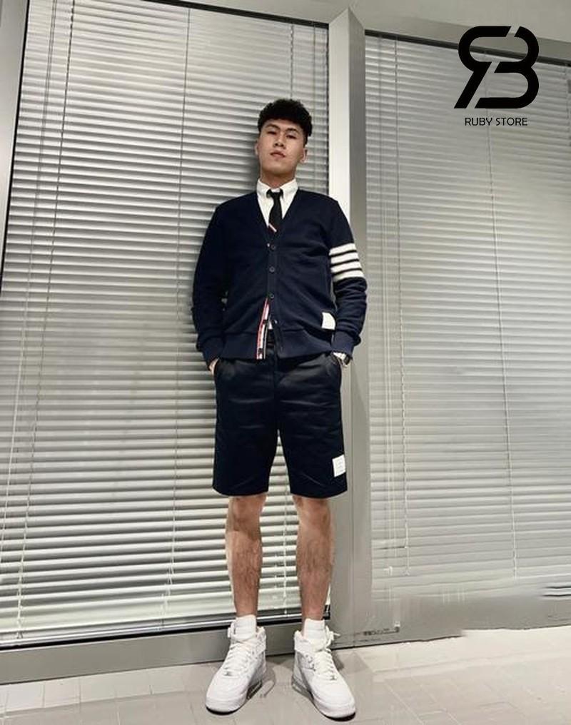 Phối áo sơ mi thom browne màu trắng với quần short
