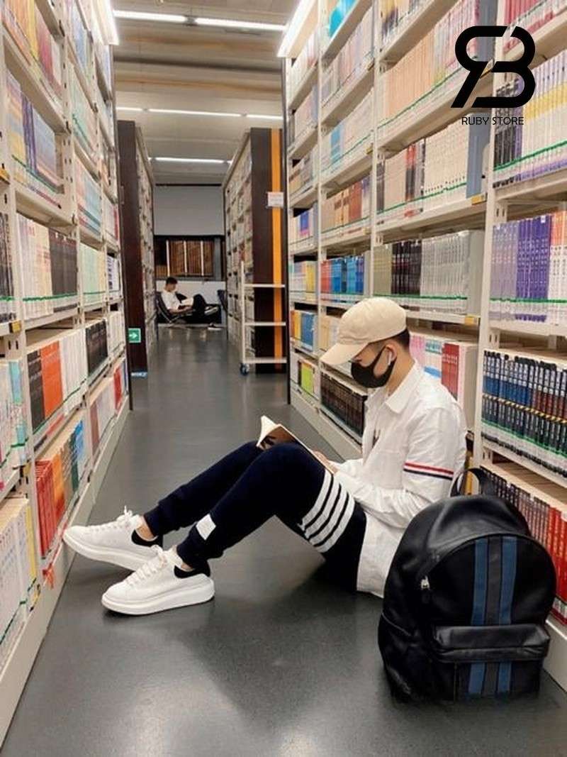 Phối áo sơ mi thom browne màu trắng với quần đen