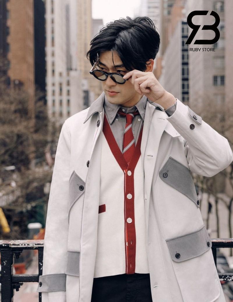 Phối áo sơ mi thom browne màu trắng với áo blazer