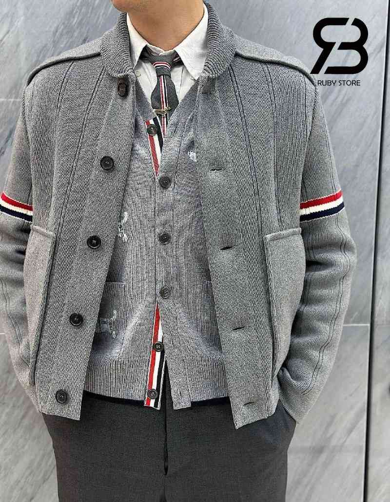 Phối áo sơ mi thom browne màu trắng với áo cardigan màu xám