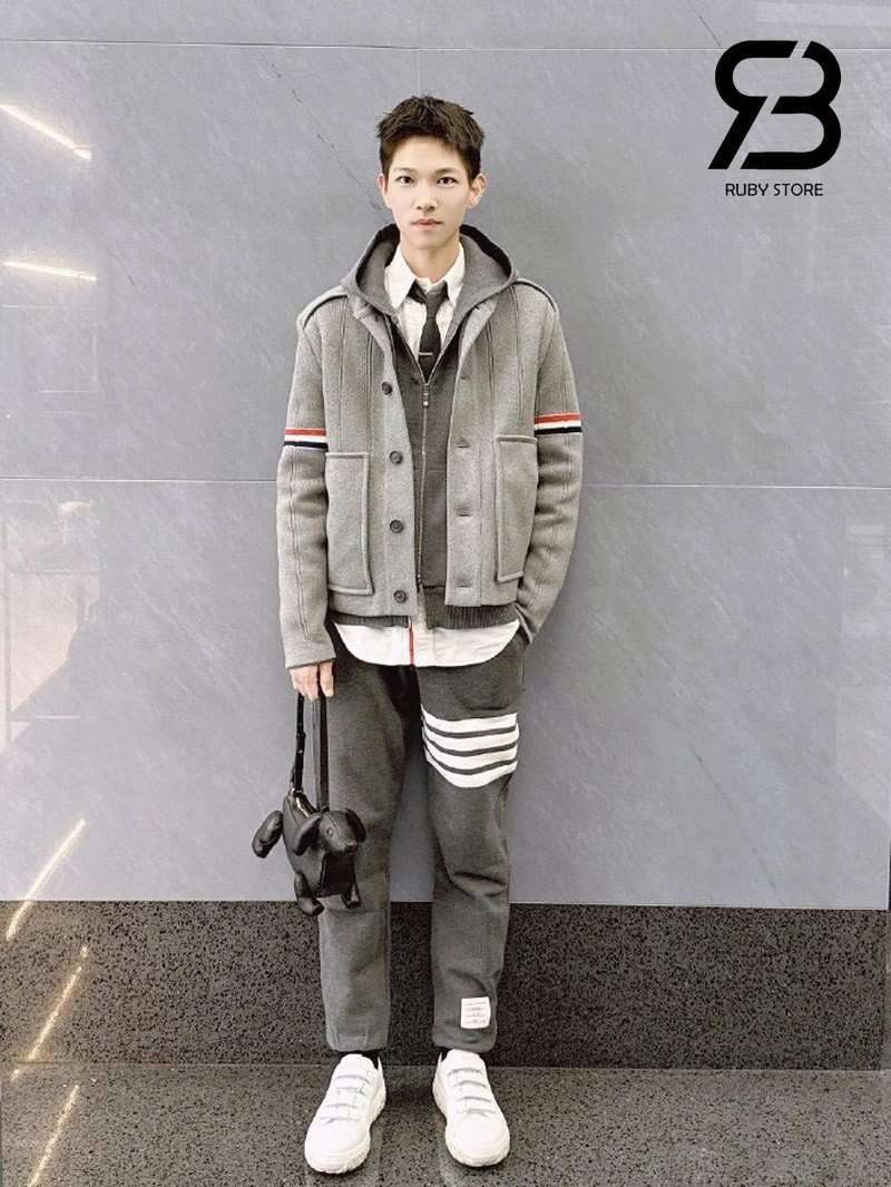 Nam mặc áo thom browne màu xám