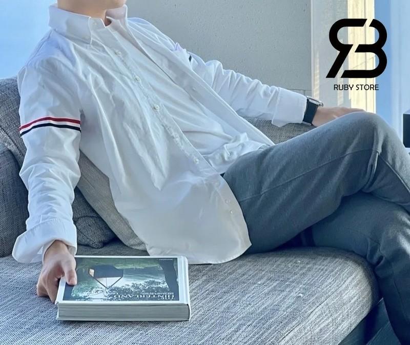 Phối áo sơ mi thom browne màu trắng với quần chinos