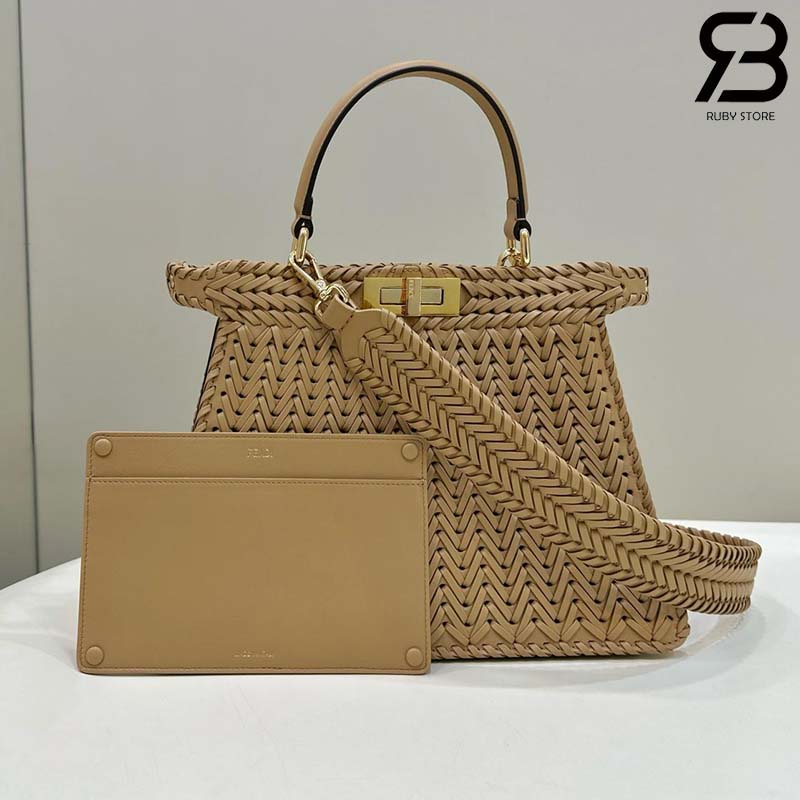Túi Fendi Peekaboo ISeeU Medium Size 33 Beige Interlace Leather góc nghiêng chi tiết