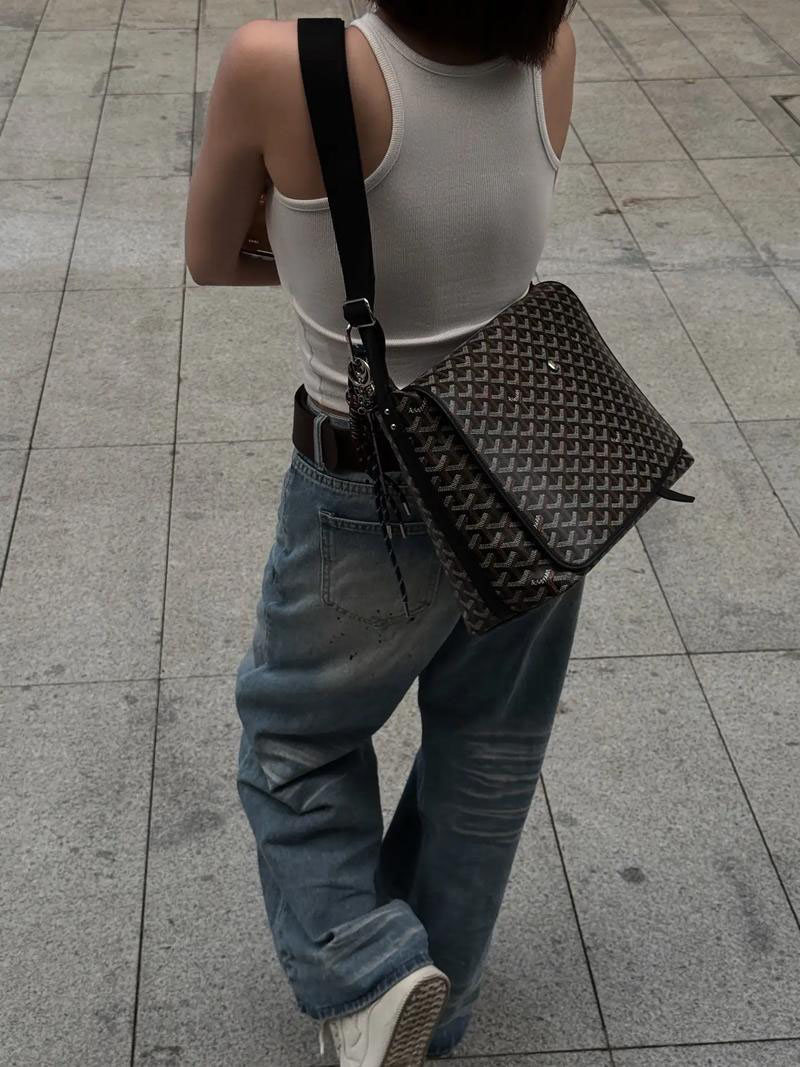 Black Capetien Monogram Messenger Bag phối quần jean nữ