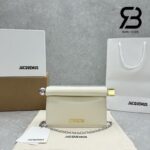 Túi Jacquemus The small Rond Carré Clutch Light Ivory Lambskin Best Da Ý góc nghiêng chi tiết
