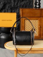 Chi tiết logo khóa túi LV Express PM M27920 Saga Noir Best Quality