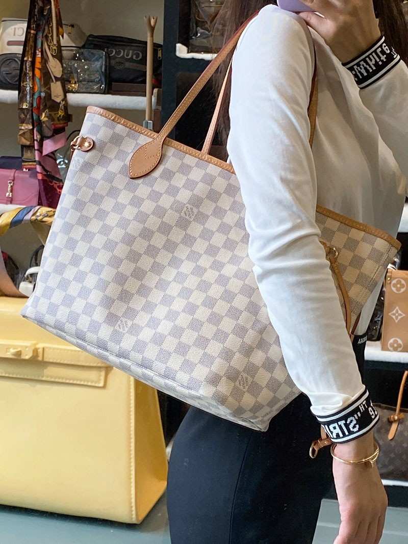 Túi LV Neverfull màu trắng phối đồ đen trắng nữ