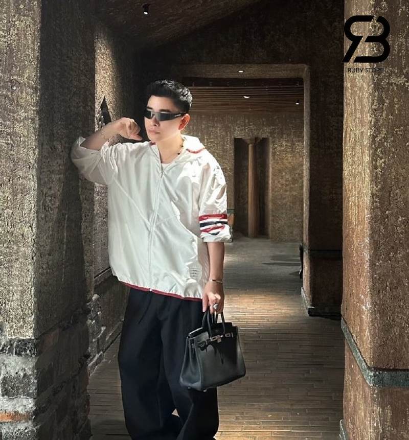 Phối áo thom browne màu trắng cho nam