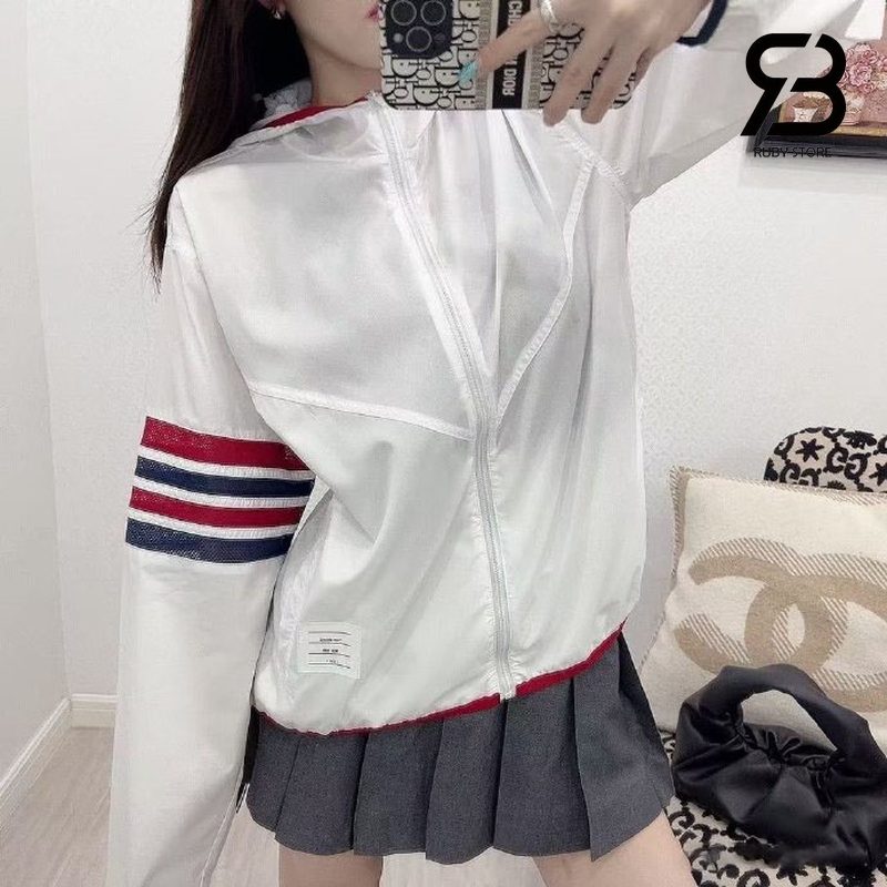 Phối áo thom browne màu trắng cho nữ